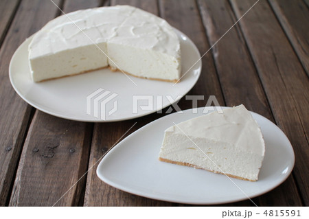 カットしたクッキーボトムの手作りレアチーズケーキ カットしたクッキーボトムの手作りレアチーズケーキ 4815591
