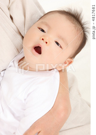 あくびする乳児の写真素材