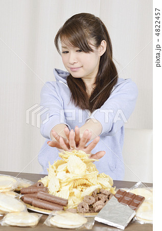 お菓子を我慢する女性 4822457