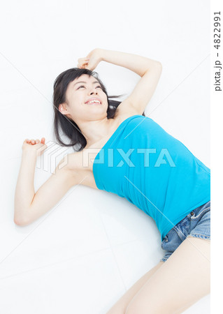 寝転がる女の子の写真素材