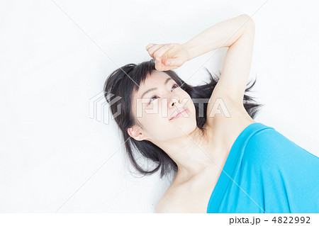 寝転がる女の子の写真素材