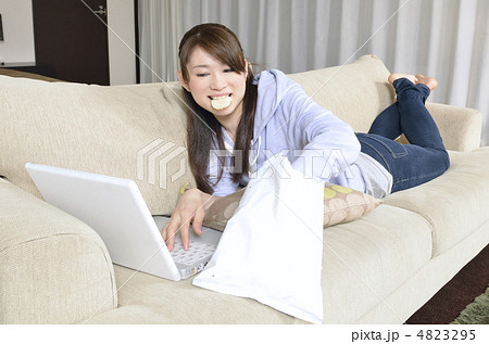 ポテチを食べながらパソコンを見る女性 ポテチを食べながらパソコンを見る女性 4823295