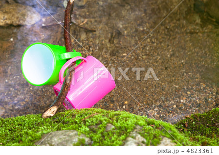 川の水とコップ 川の水とコップ 4823361