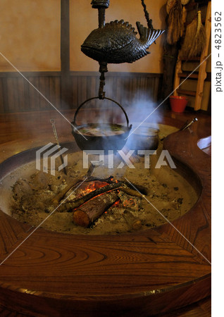 火の消えかけた囲炉裏 4823562