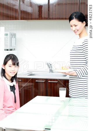 朝食を出す母親 4823763