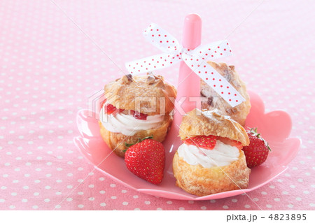 シュークリーム　苺　スイーツ 4823895