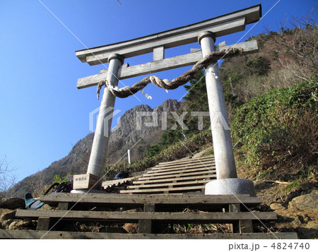 石鎚山　登山道からの山頂 4824740