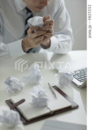 紙を丸める男性の写真素材