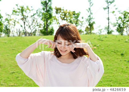 芝生の上の爽やかな女性 4826659
