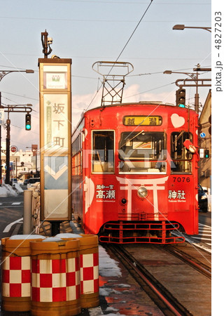 万葉線の路面電車（坂下駅 付近／富山県高岡市） 4827203