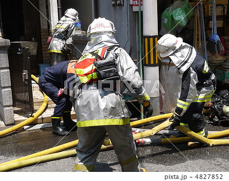 消火活動中の消防士 4827852