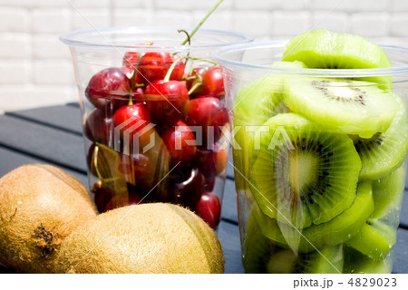 カップに入ったキウイとチェリー 4829023