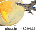 ミニチュア飛行機と地球儀 4829488