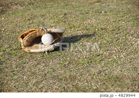 少年用野球グローブとボール 4829944