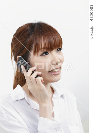 スマホで話す女性 4830085