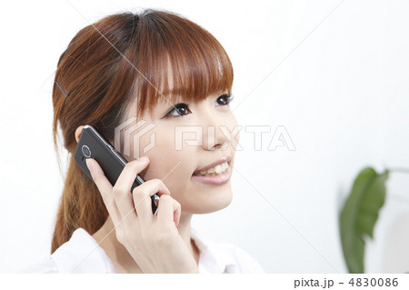 スマホで話す女性 4830086