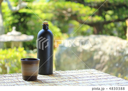 焼酎ボトルと焼酎グラス 4830388