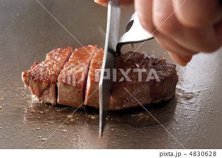 ステーキ　鉄板焼き　ヒレステーキ　和牛　牛肉　鉄板焼きイメージ　ステーキイメージ　カットステーキ　牛 4830628