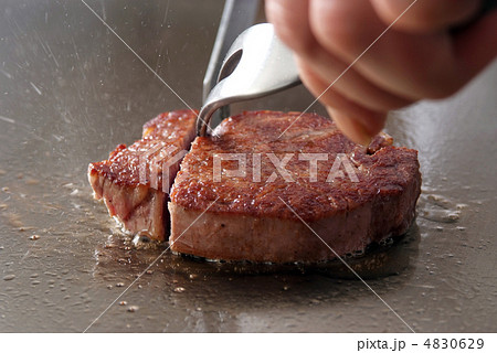 ステーキ　鉄板焼き　ヒレステーキ　和牛　牛肉　鉄板焼きイメージ　ステーキイメージ　カットステーキ　牛 4830629