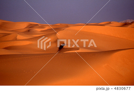 サハラ砂漠の砂丘 4830677