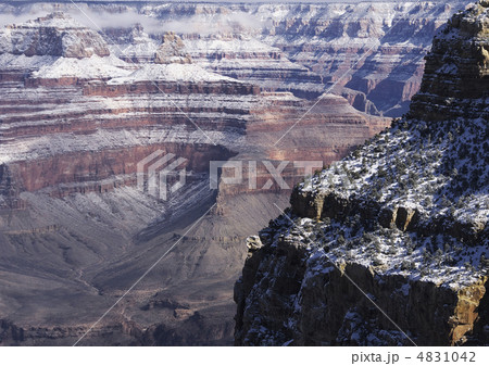 朝日にあたる渓谷 4831042