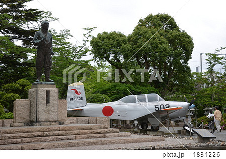 知覧特攻平和会館前の戦闘機と銅像 4834226