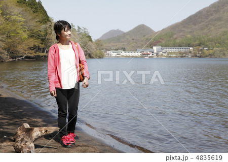 榛名湖畔と観光客 モデル:大友 歩 榛名湖畔と観光客 モデル:大友 歩 4835619