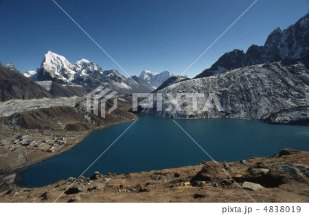 ゴーキョピーク下よりゴーキョと第３湖　チョラツェ、タウツェを望む　【ネパール】 4838019