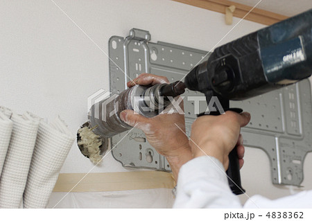 エアコンの穴あけ風景（アップ） 4838362