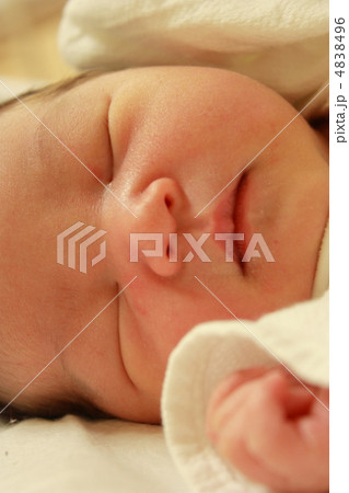 新生児の赤ちゃん 4838496