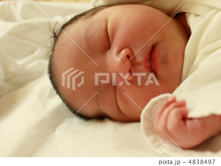 新生児の赤ちゃん 新生児の赤ちゃん 4838497