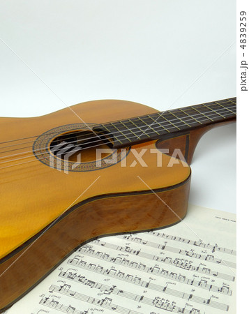 ギターと楽譜 4839259