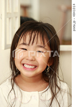 笑顔で歯を見せる子供 4841014