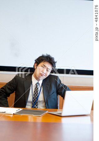 つまらなさそうにノートパソコンに視線を送る男性サラリーマン 4841076
