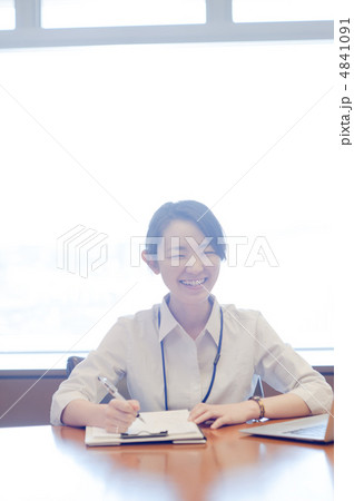 逆光の窓辺でノートパソコンを広げコミュニケーションをしている女性 逆光の窓辺でノートパソコンを広げコミュニケーションをしている女性 4841091