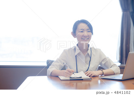 逆光の窓辺で笑いながら作業する女性 逆光の窓辺で笑いながら作業する女性 4841102