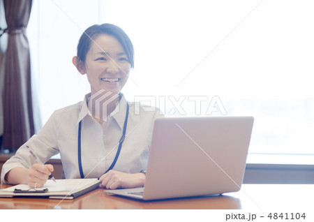 逆光の窓辺で笑いながらノートパソコンで作業する女性 逆光の窓辺で笑いながらノートパソコンで作業する女性 4841104