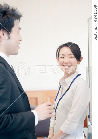 ホワイトボードの前の男性サラリーマンと笑う女性 4841109