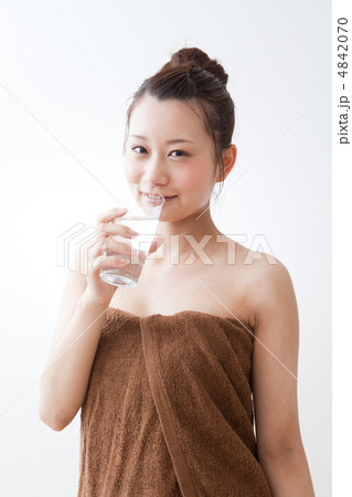 お風呂上がりの水分補給 お風呂上がりの水分補給 4842070