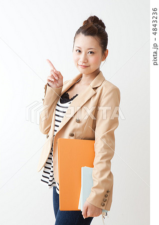 バインダーを持つ女性 4843236