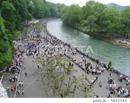 フランス　ルルドの泉に集う巡礼者 4843344