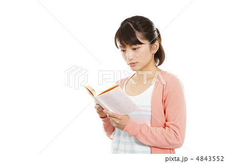 本を読む女性 モデル 大友 歩の写真素材 4843552 Pixta