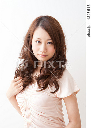 ウェーブヘアの女性 4843618