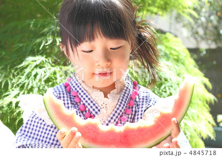 甚平を着てすいかを食べる女の子 甚平を着てすいかを食べる女の子 4845718
