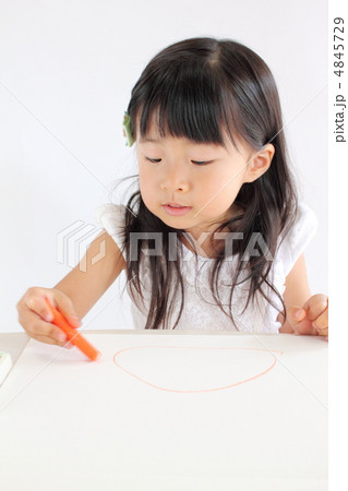 お絵描きをする女の子 4845729