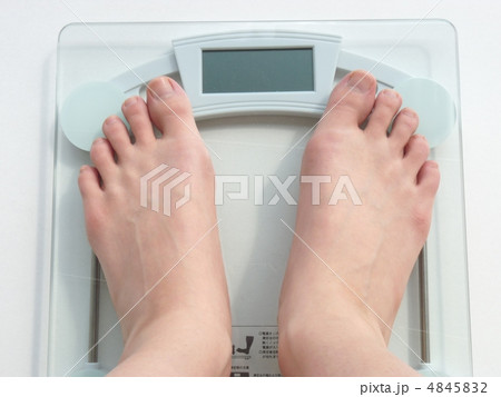 体重を計る人 体重を計る人 4845832