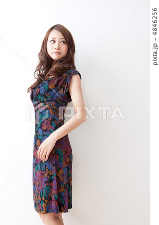 ウェーブヘアの女性 4846256