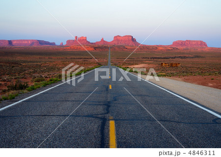 モニュメントバレーへの道　アメリカ 4846311