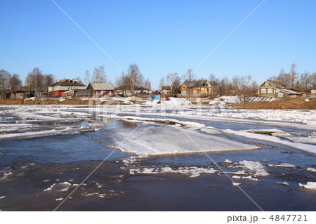 driving of ice on river 4847721