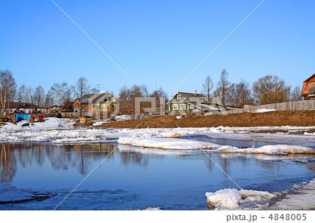 driving of ice on river 4848005